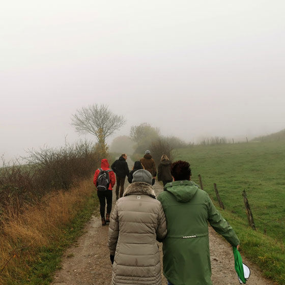 Wandern mit der Gruppe bei Nebel